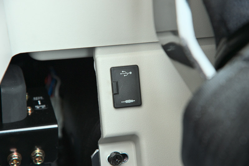 Image of Conventional Excavator SK500LC-10 USB Port of North America model